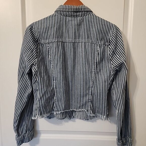 BlankNYC Blue White Striped Denim Shirt Jacket Raw Hem Cropped Size M Pockets - Picture 3 of 8